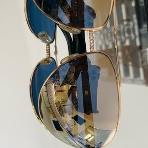 Gorgeous sunglass.Barely use one or two times.Excellent condition like new.